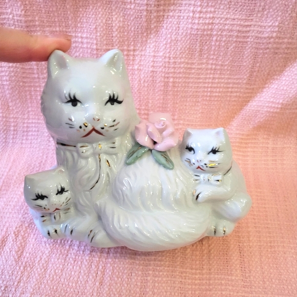 Vintage Beautiful Porcelain Persian Cat Mama with Kittens - Picture 2 of 9
